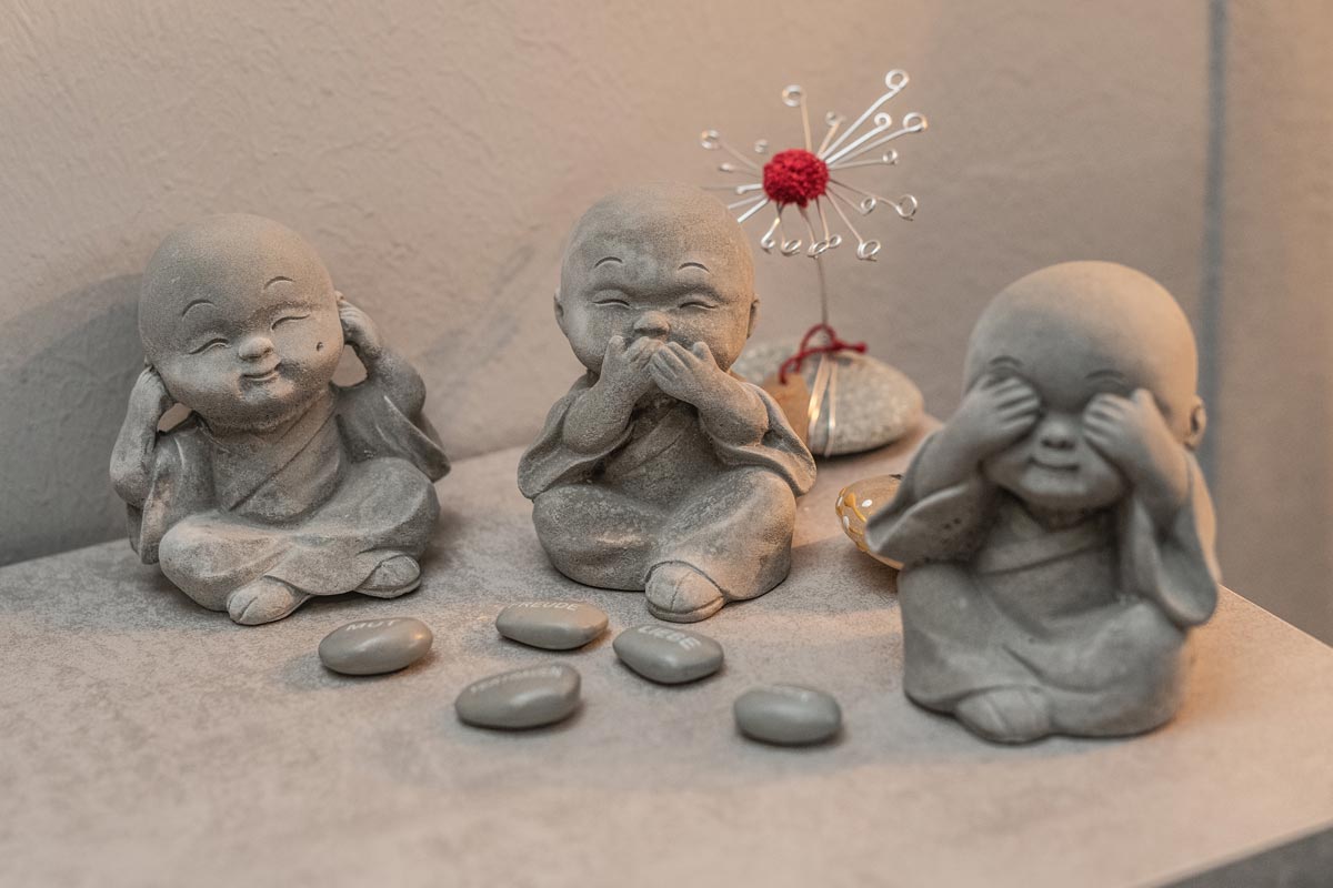 Mönche Steinfiguren
